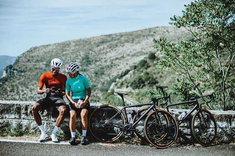 2022 Specialized Aethos Expert Road Bike - Chameleon Oil Tint/Flake Silver-1