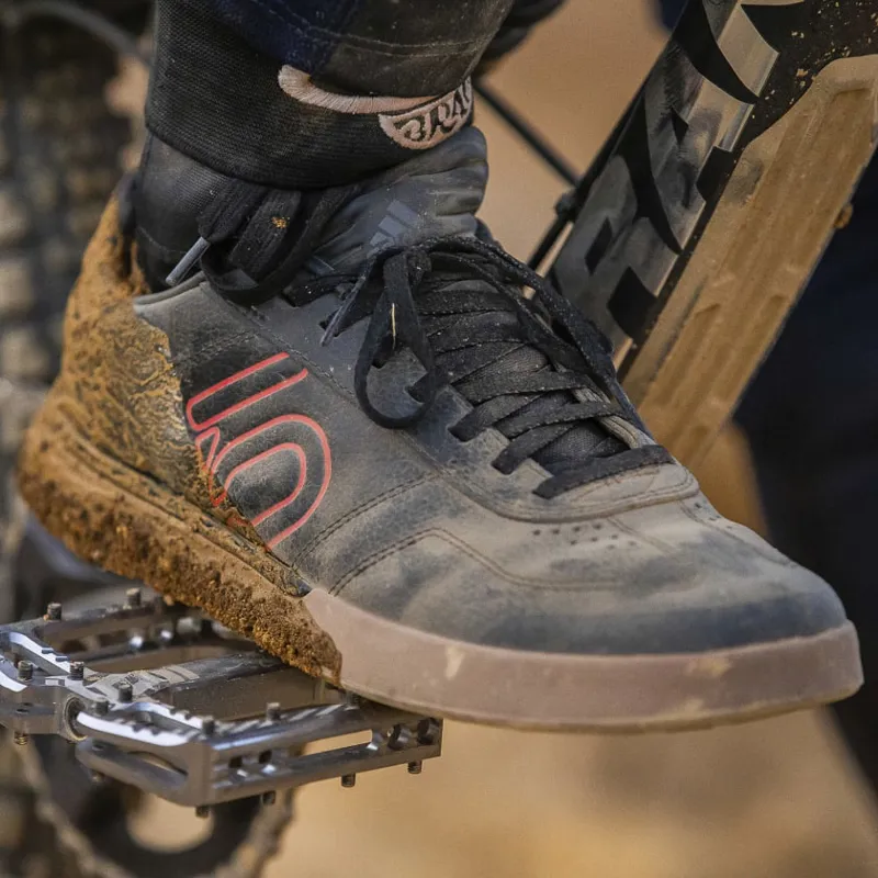 Five Ten Sleuth DLX Mens Mountain Bike Flat Shoes - Black/Scarle/Gum-9