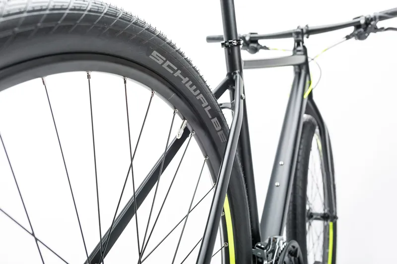 2017 Cube Hyde Urban Bike in Black/Flash Yellow-7