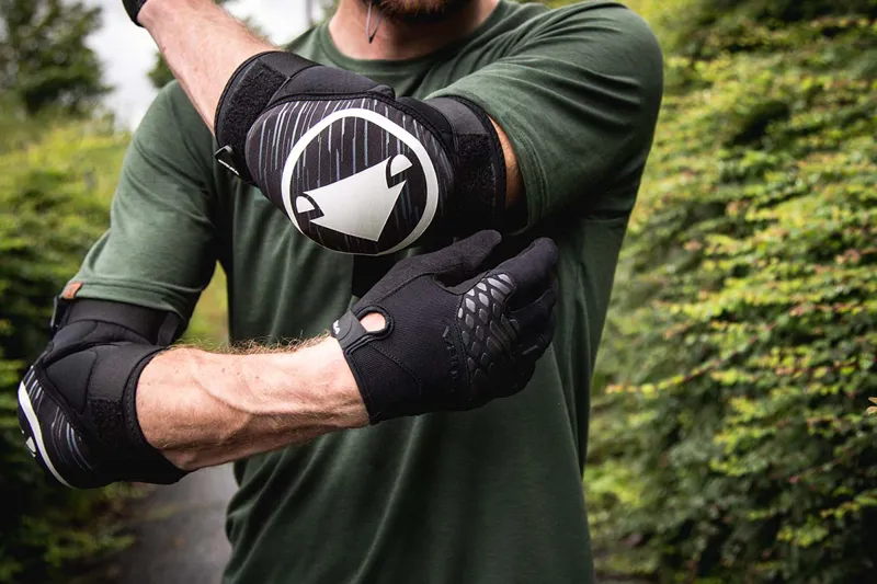 Endura SingleTrack II Elbow Protector - Black-1