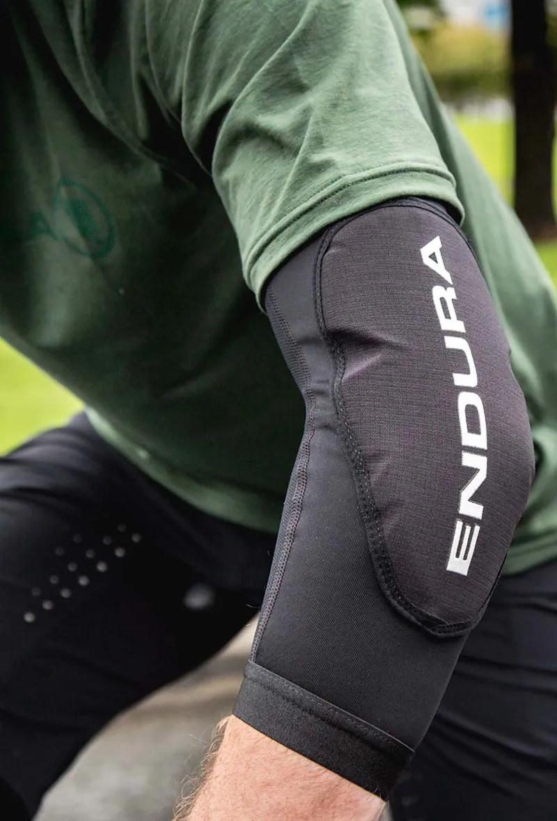 Endura SingleTrack Lite II Elbow Protector - Black-1