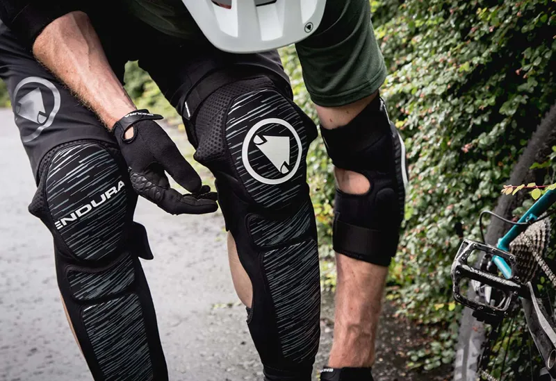 Endura SingleTrack II Shin Protector - Black-1