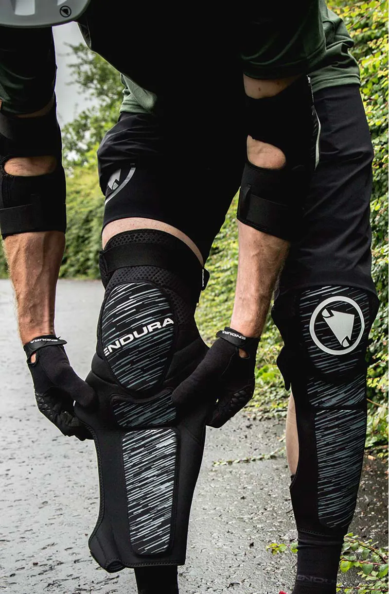 Endura SingleTrack II Shin Protector - Black-2