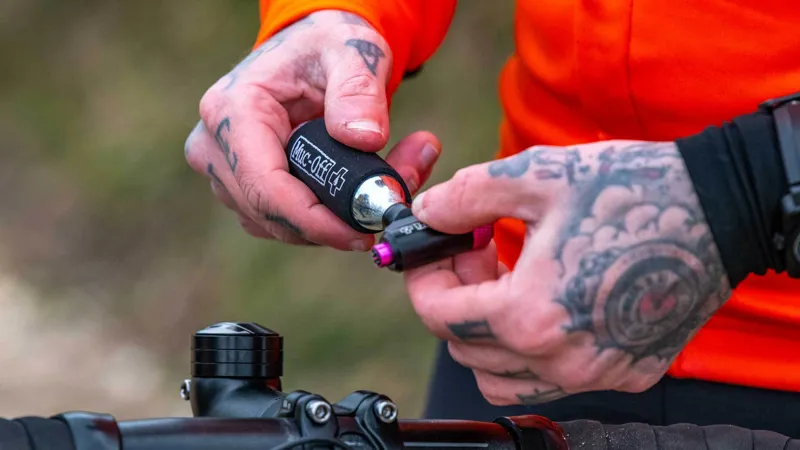 Muc-Off Road Tyre Inflator Kit-2