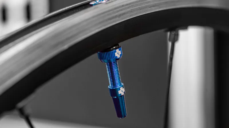 Muc-Off Tubeless Valve Kit - 60mm - Blue-1