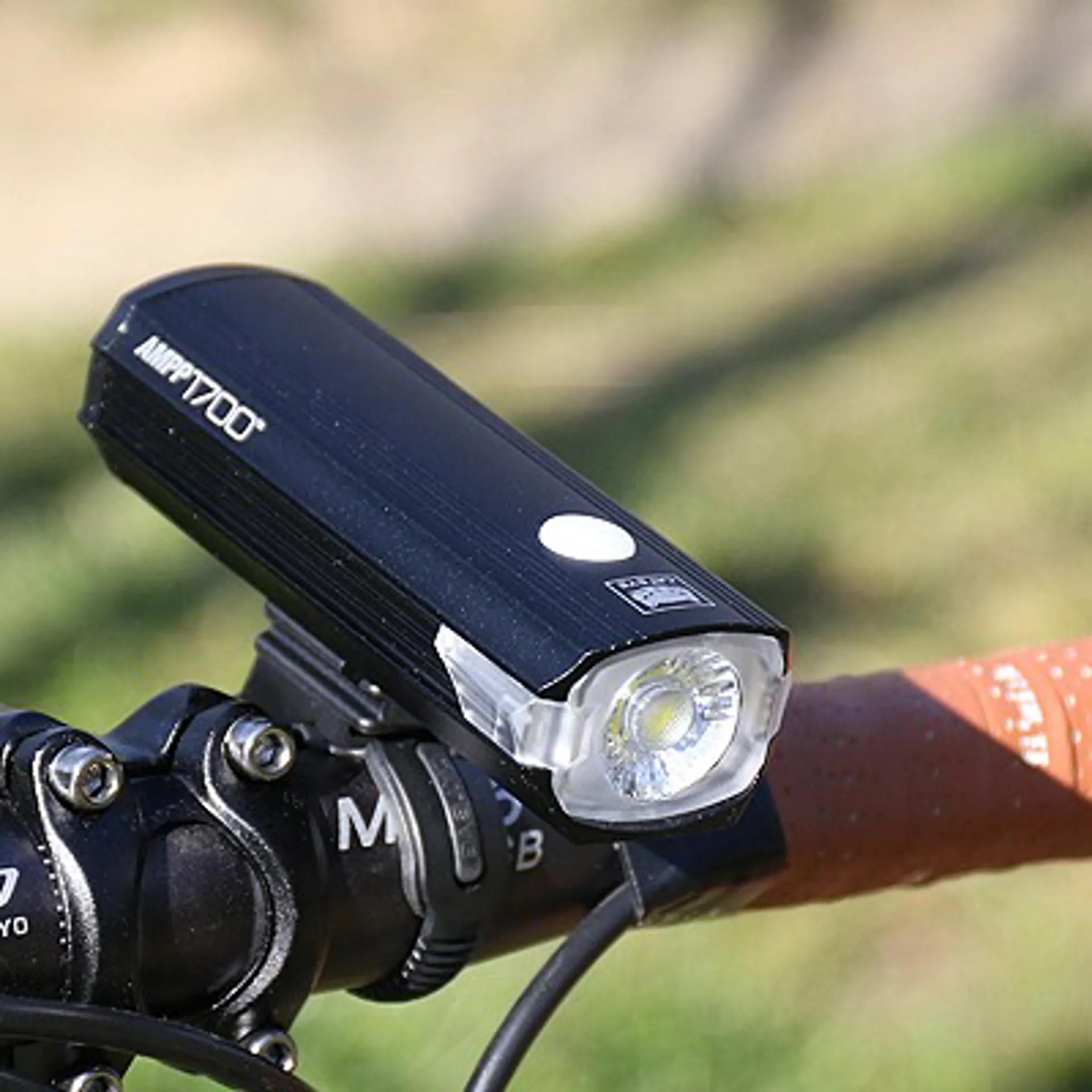 Lampe Avant Vélo Cateye Ampp 200 - Phare Rechargeable 200 Lumens, 3 Modes, Autonomie 30h