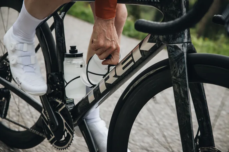 Elite Leggero Carbon Fibre Bottle Cage - Black/Red-3