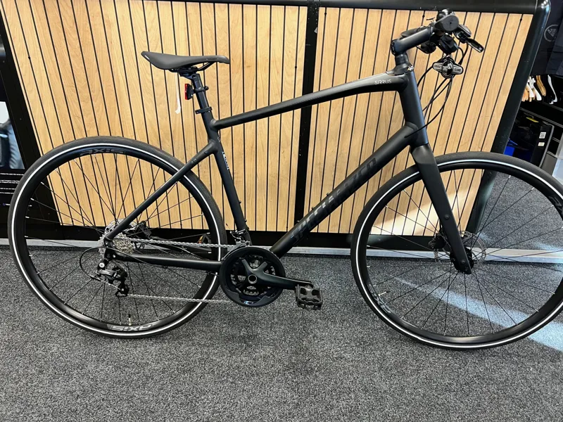 送料無料　SPECIALIZED - SIRRUS XS ブラック 黒 最大36回無金利キャンペーン対象】SIRRUS X 3.0 SMK/DUNEWHT XS