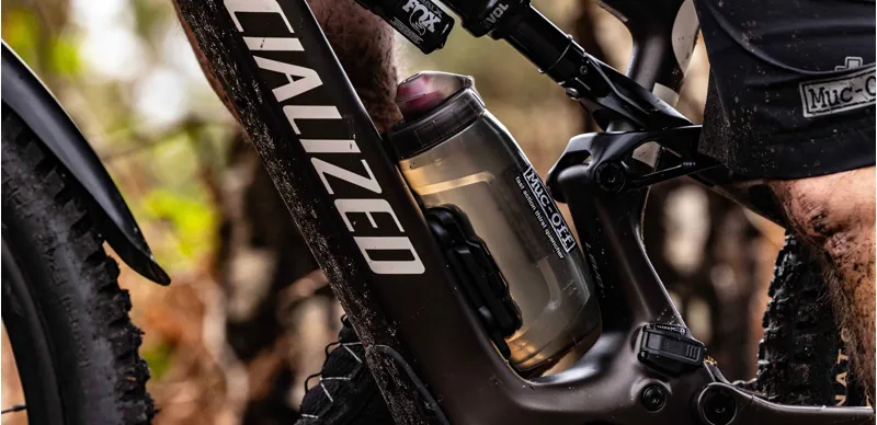 Muc-Off x Fidlock Twist Bottle 590ml with Bike Base - Smoked-8