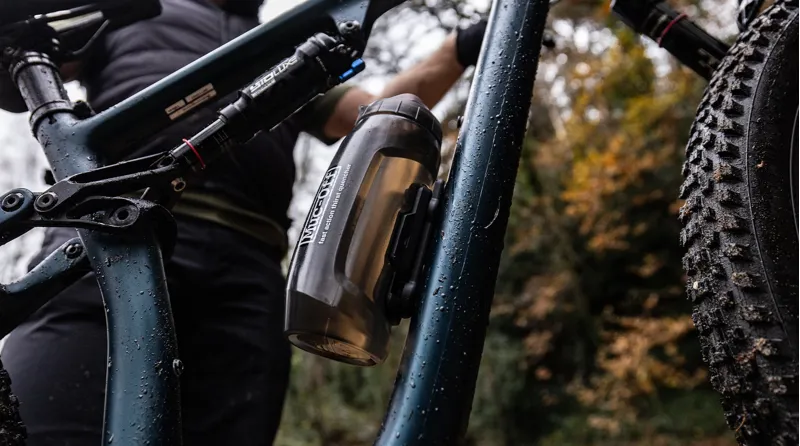 Muc-Off x Fidlock Twist Bottle 590ml with Bike Base - Smoked-6