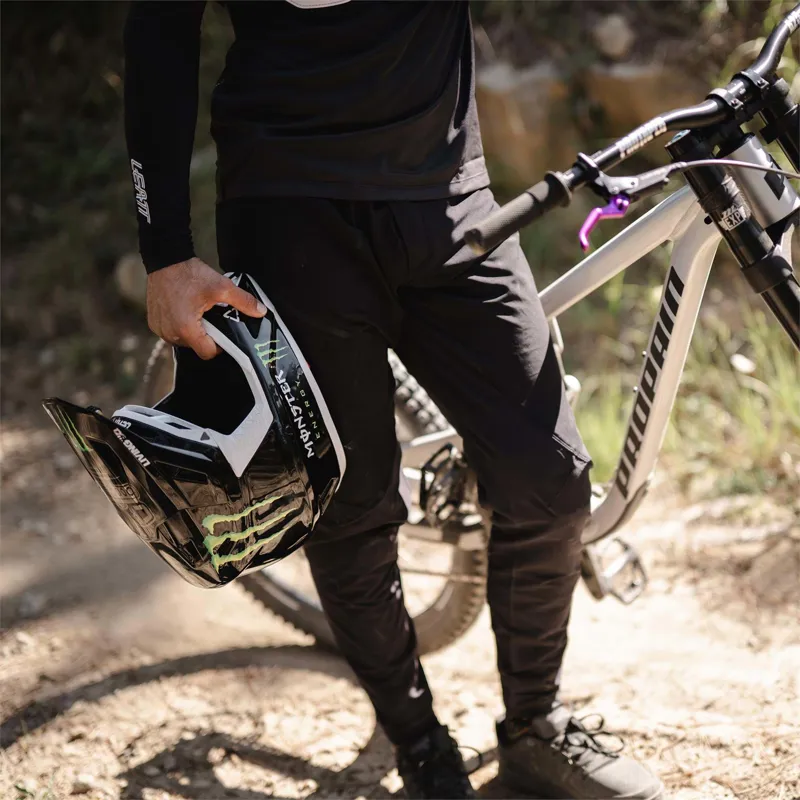 Leatt Mountain Bike 1.0 Ride Kit - Black-2