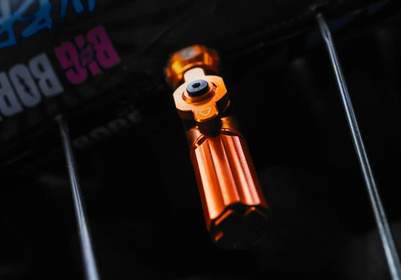 Muc-Off Big Bore Hybrid Tubeless Valves Medium 35mm - Pink-2