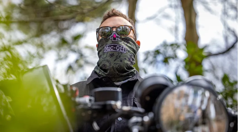 Muc-Off Lightweight Neck Gaiter - Green Punk-3