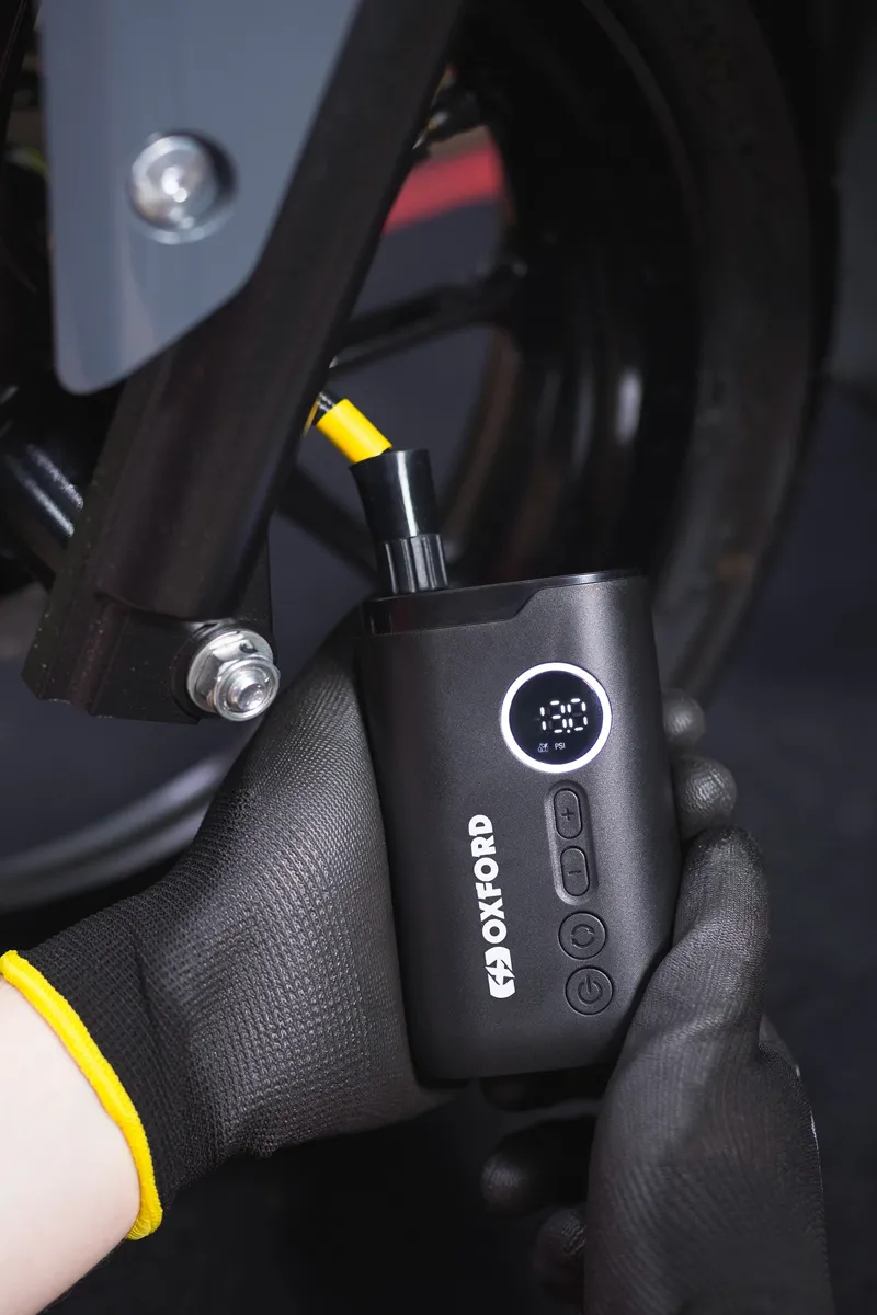 Oxford MicroJet Compact Cordless Tyre Inflator-9