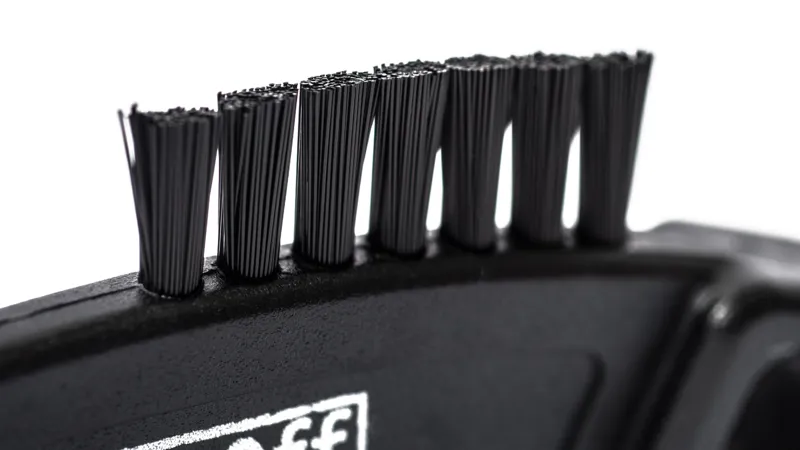 Muc-Off Claw Brush-2