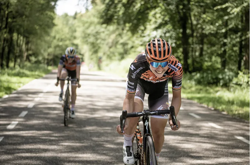 2022 Specialized Tarmac SL7 Expert Road Bike - Gloss Carbon/Oil Tint-2